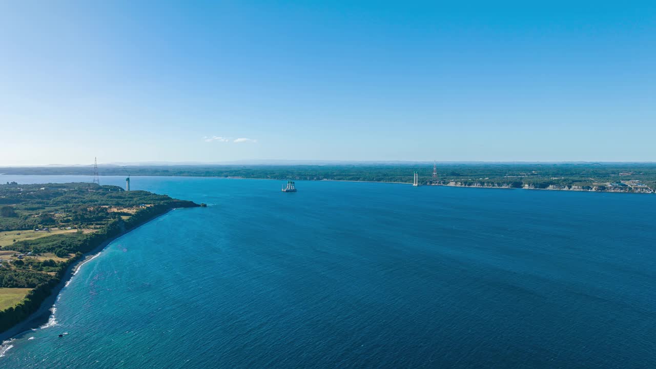 查草海峡的空中超俯图，以及未来将跨越查草海峡的桥梁的支柱视频素材