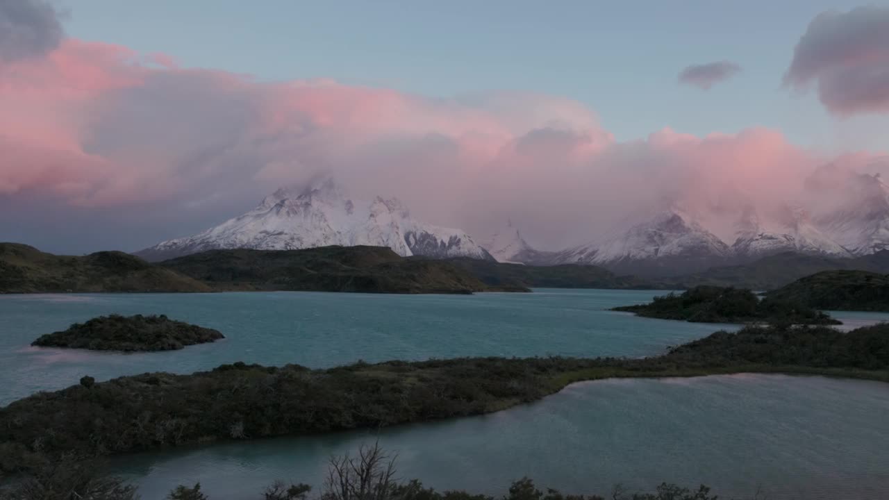 广角剪辑佩霍湖和paine massiat日出在一个暴风雨的秋天视频素材