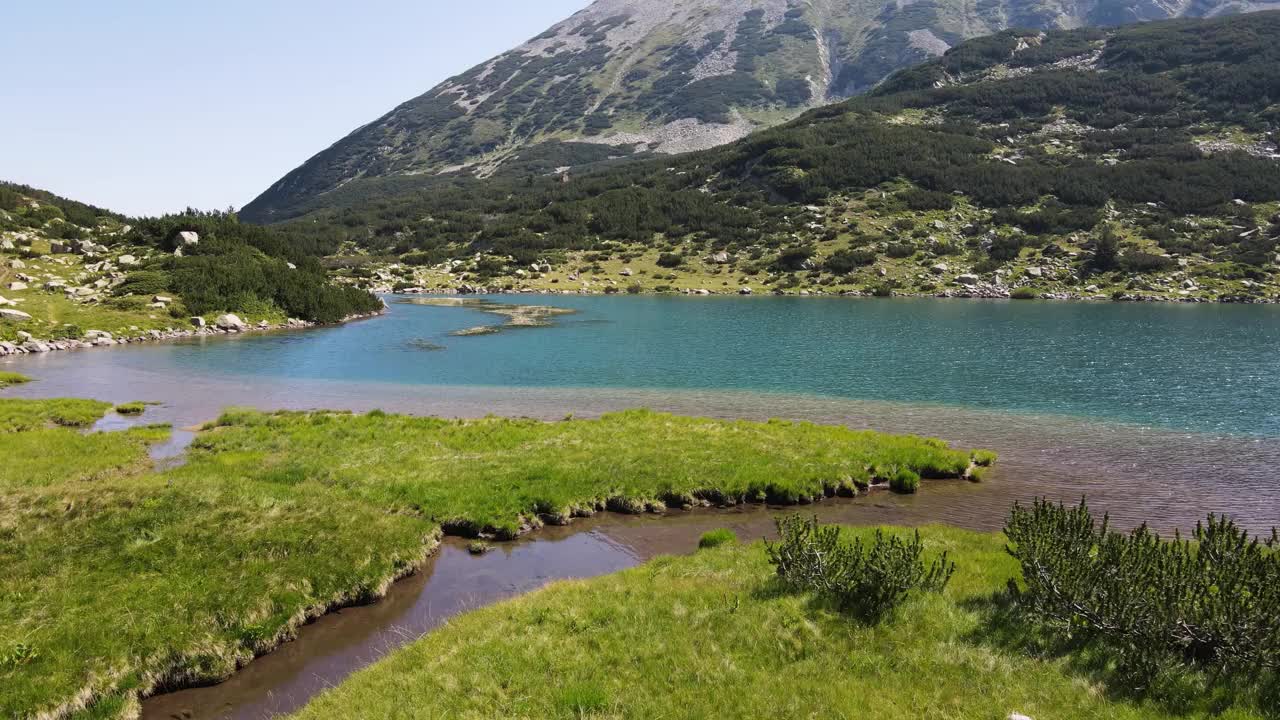 鸟瞰Fish Banderitsa湖，Pirin山，保加利亚视频素材