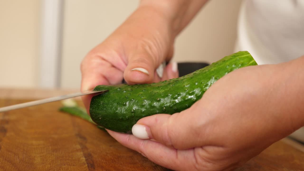 黄瓜是用菜刀切的。我们在家做饭。视频素材