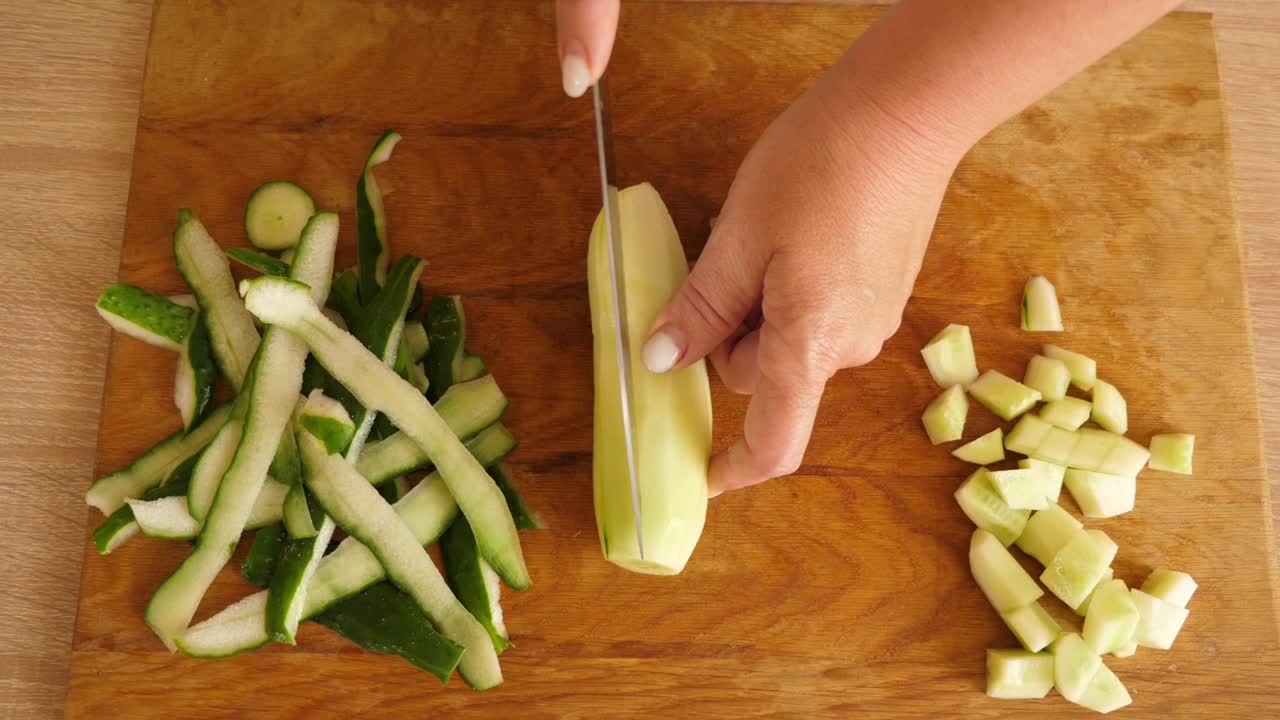 黄瓜是用菜刀切的。我们在家做饭。视频素材