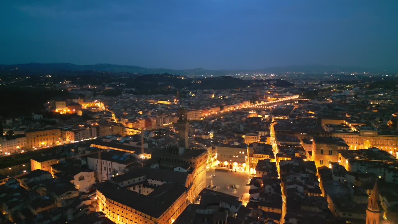 4K鸟瞰图在Palazzo Vecchio地区的领主广场的实时镜头，看到圣十字大教堂在佛罗伦萨与佛罗伦萨城市黄昏时分，佛罗伦萨，意大利，旅游目的地视频素材