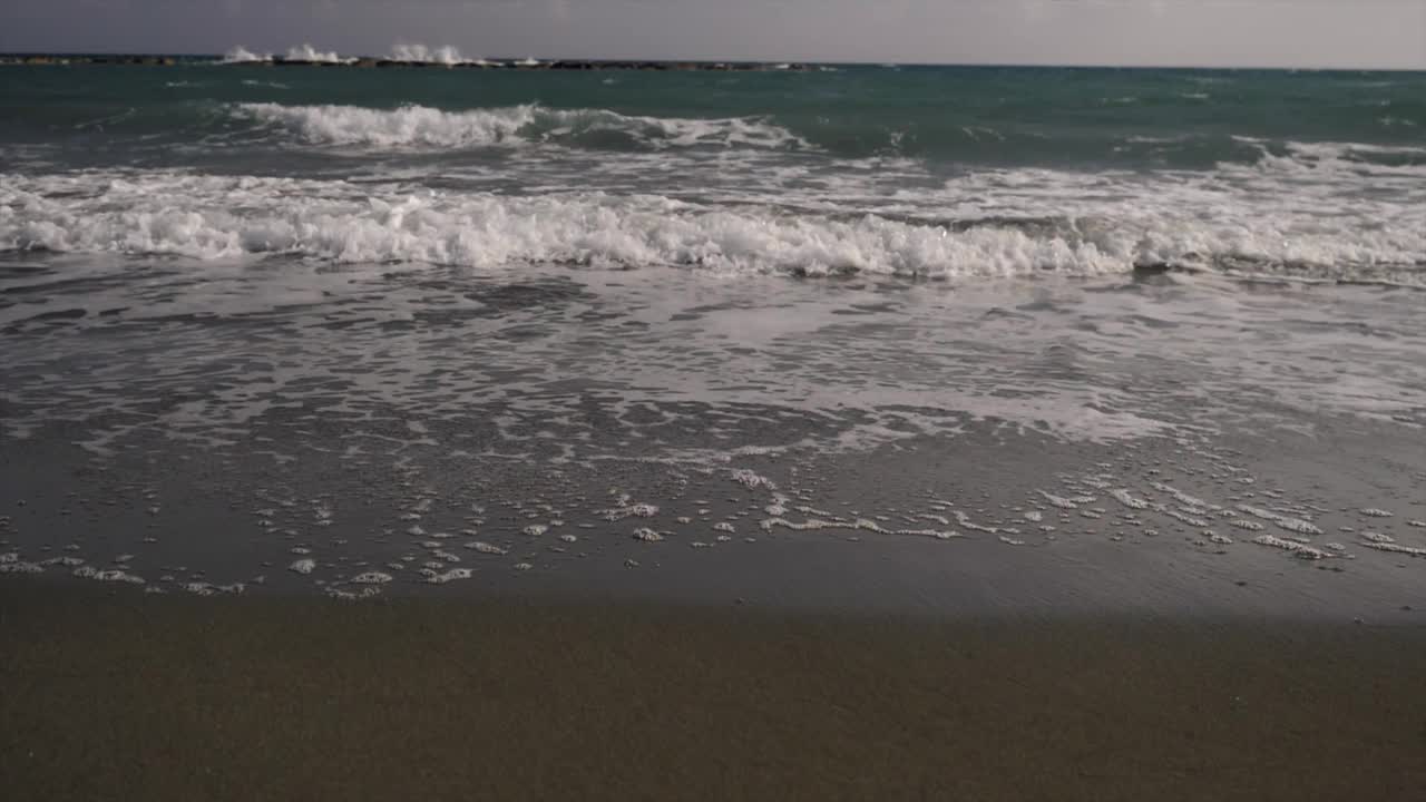 海浪轻轻地拍打着沙滩的沙滩岸，一种宁静的海边气氛视频素材