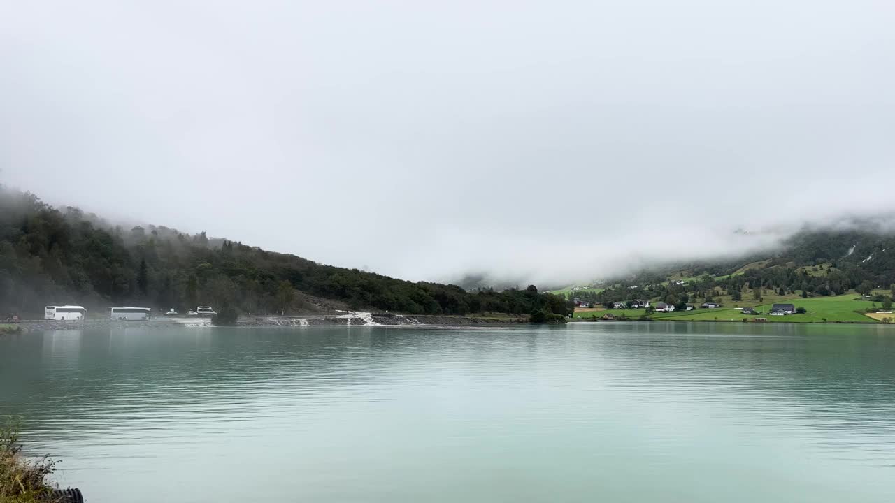 一个下雨天在挪威奥尔德瓦内特湖和布里克斯达尔山谷的场景视频素材