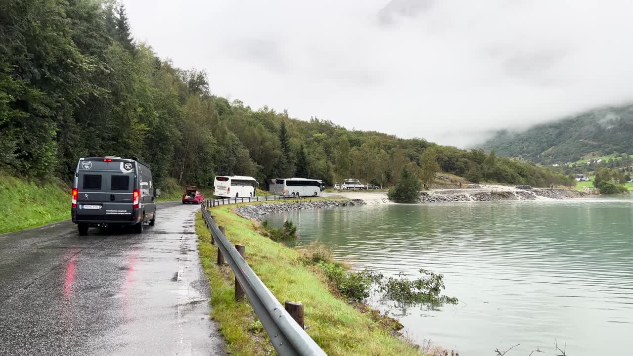 一个下雨天在挪威奥尔德瓦内特湖和布里克斯达尔山谷的场景视频素材