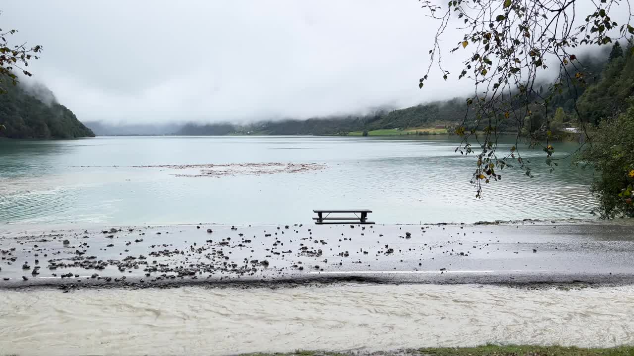 一个下雨天在挪威奥尔德瓦内特湖和布里克斯达尔山谷的场景视频下载