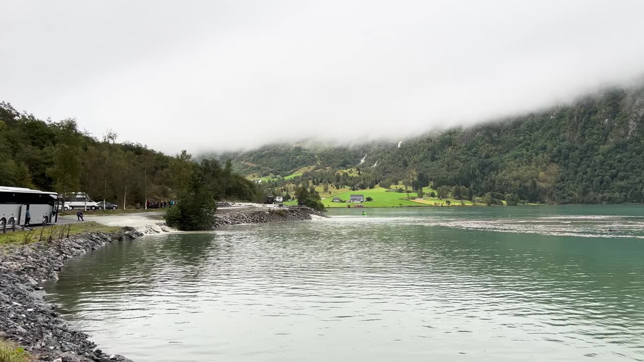 一个下雨天在挪威奥尔德瓦内特湖和布里克斯达尔山谷的场景视频素材