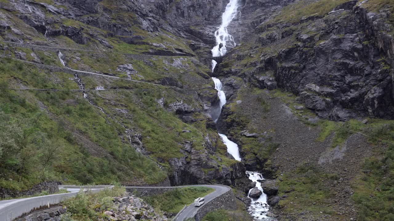 一个下雨天的场景，在危险而风景优美的挪威特罗尔斯蒂根路上的汽车屋视频素材