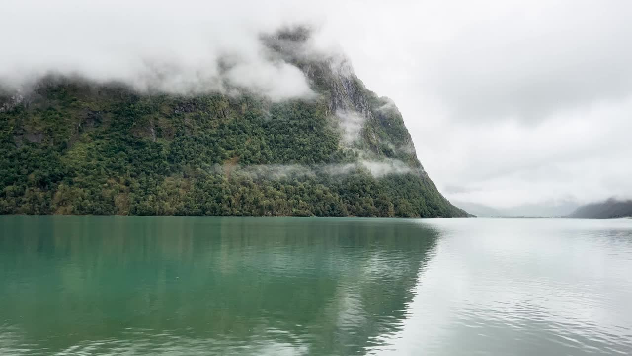 一个下雨天在挪威奥尔德瓦内特湖和布里克斯达尔山谷的场景视频下载