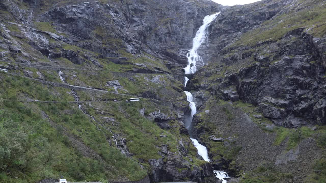 一个下雨天的场景，在危险而风景优美的挪威特罗尔斯蒂根路上的汽车屋视频素材