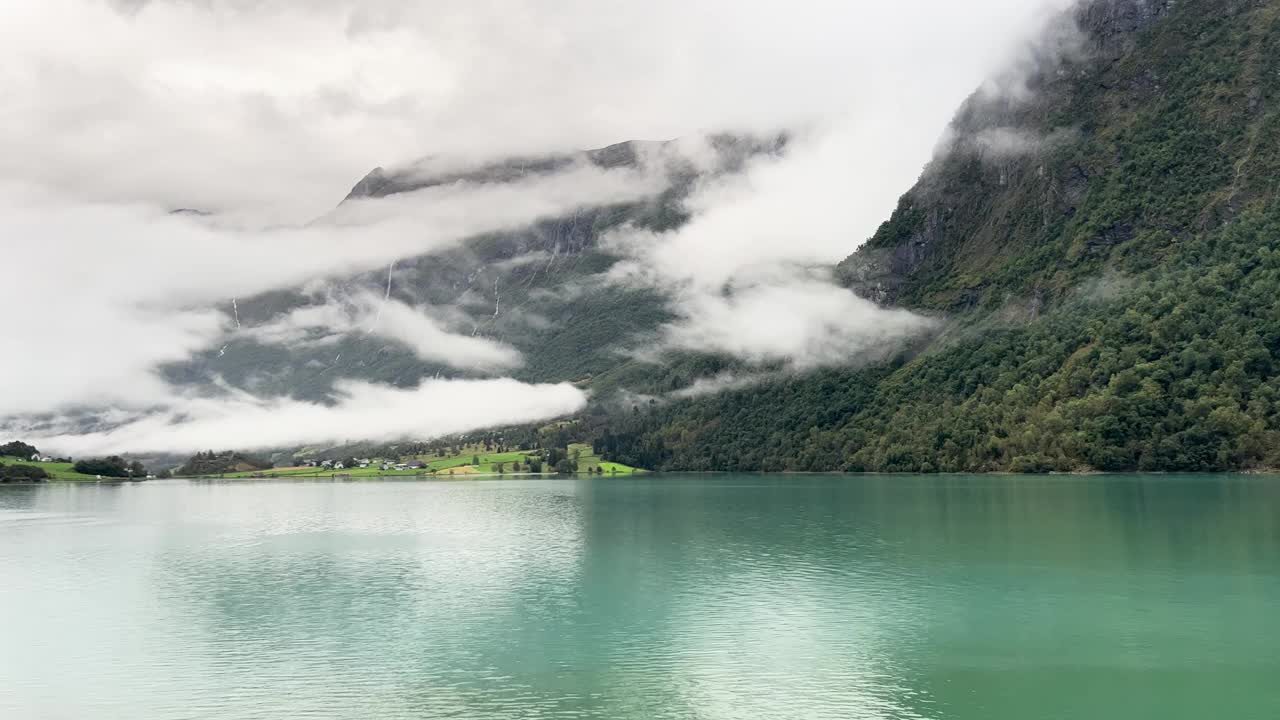 一个下雨天在挪威奥尔德瓦内特湖和布里克斯达尔山谷的场景视频素材