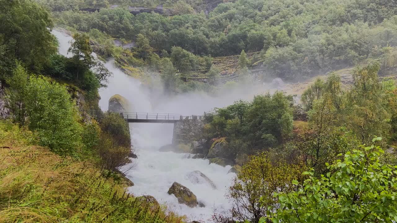 这是挪威布里克斯达尔冰川谷一个下雨天的场景视频下载