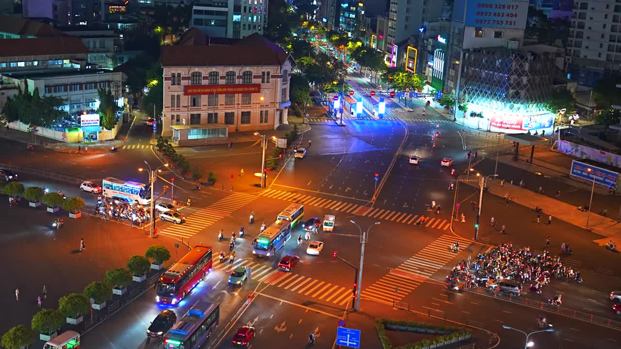 胡志明市奔青市场附近拥挤十字路口的夜景。视频素材