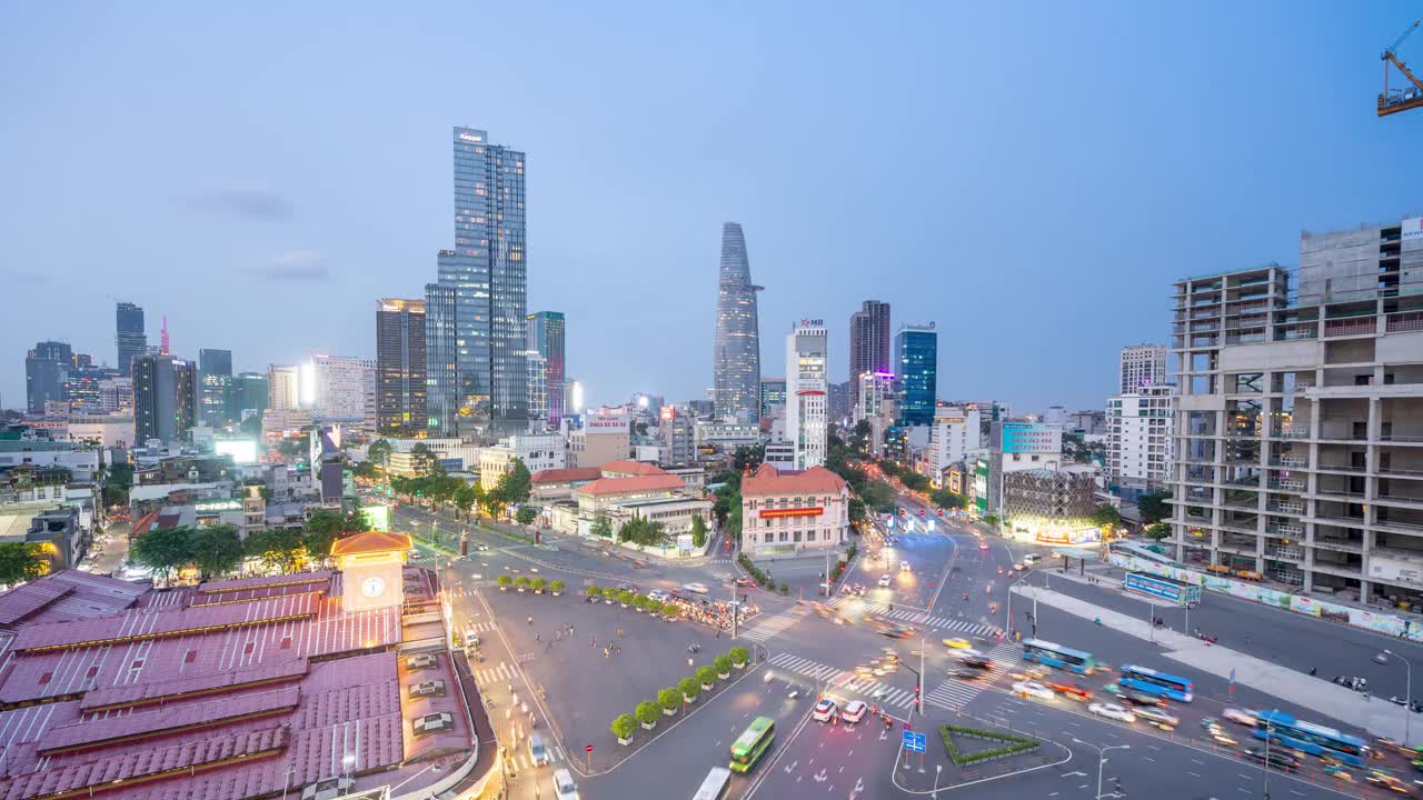 胡志明市奔青市场附近拥挤十字路口的夜景。视频素材