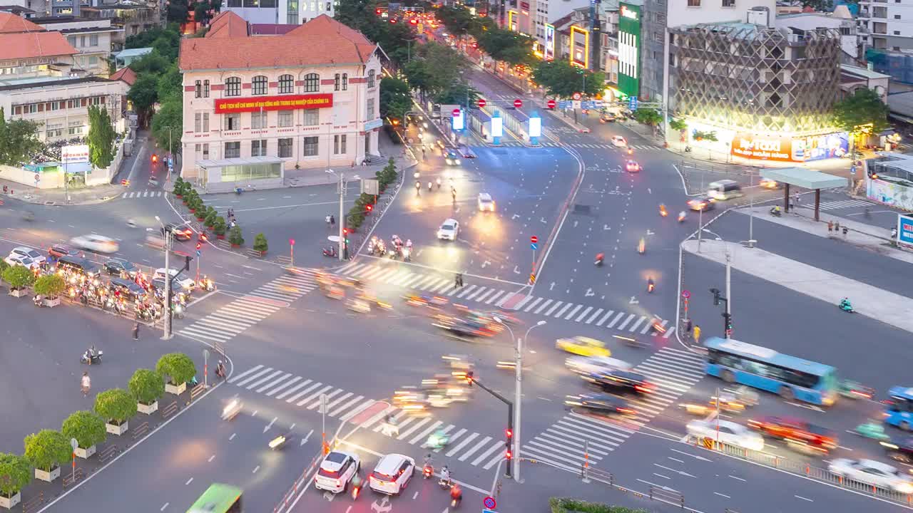 胡志明市奔青市场附近拥挤十字路口的夜景。视频素材