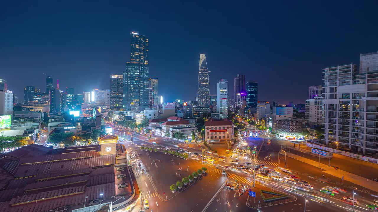 胡志明市奔青市场附近拥挤十字路口的夜景。视频素材