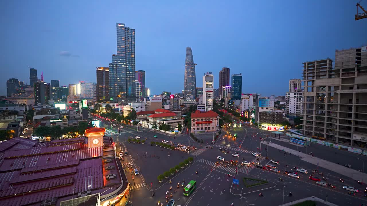 胡志明市奔青市场附近拥挤十字路口的夜景。视频素材