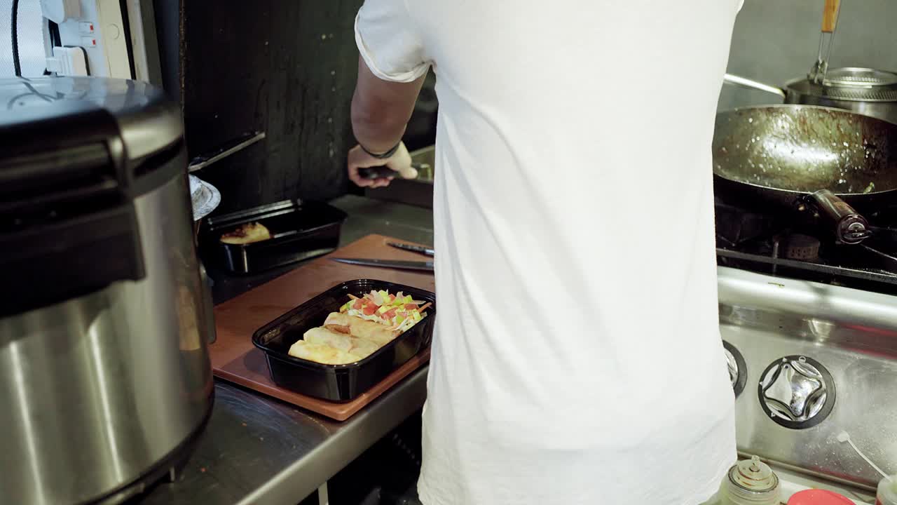 厨师正在餐车里供应亚洲食品。视频下载