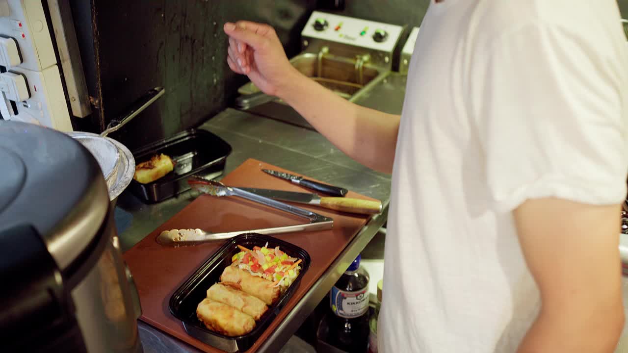 厨师正在餐车里准备亚洲菜。视频下载