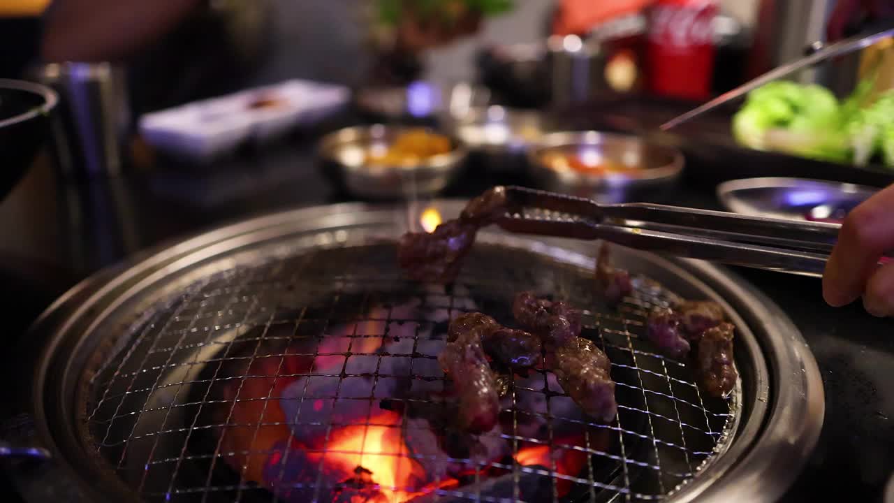 在餐厅烤牛肉和培根视频素材