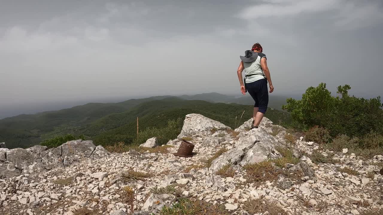 在山顶上看风景的女人视频素材