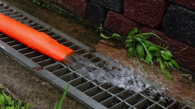 当大雨导致水溢出时，请使用水泵将水排出视频素材