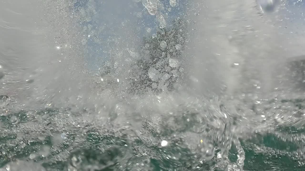 从水平面到流水喷泉，水花飞溅视频素材