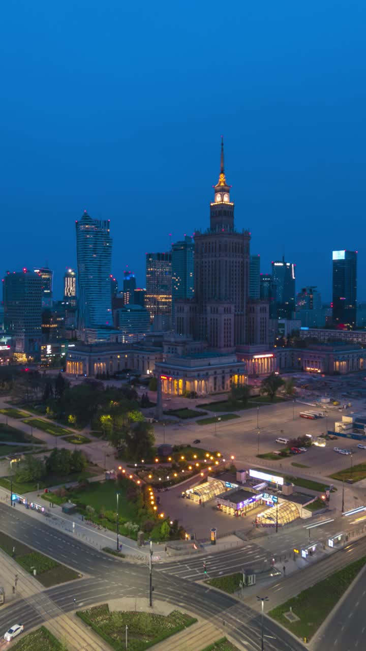 波兰华沙市中心商业区Centrum广场的延时高角度夜景(垂直)视频素材