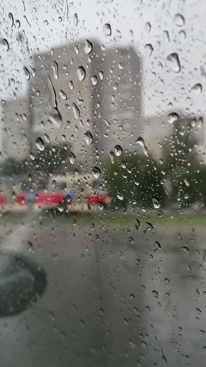 街上的雨，有轨电车，街道交通，雨点视频下载