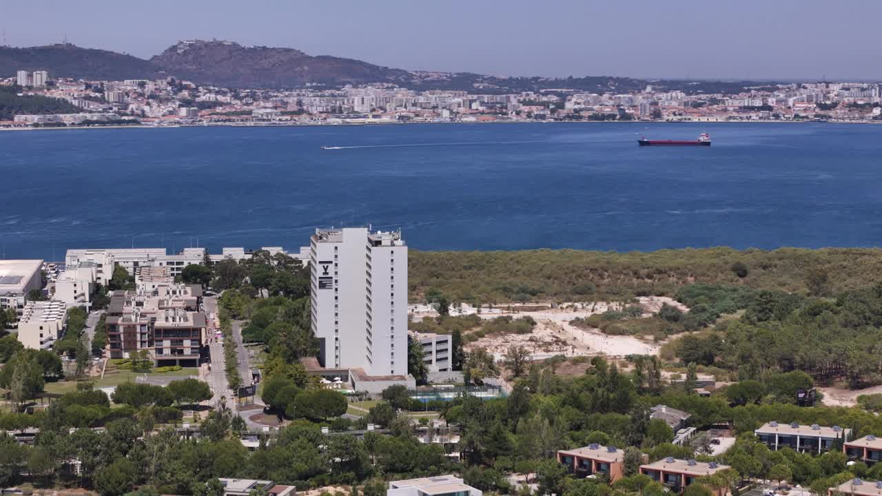 葡萄牙塞图巴尔的特罗亚半岛的视差鸟瞰图视频下载