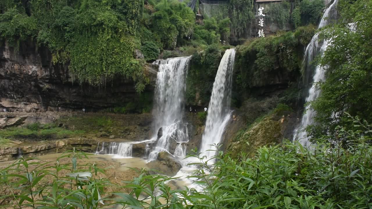 中国湖南永顺芙蓉镇和土家古镇的瀑布视频下载