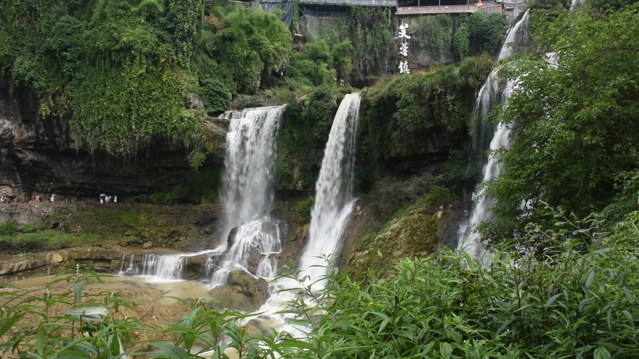 中国湖南永顺芙蓉镇和土家古镇的瀑布视频下载