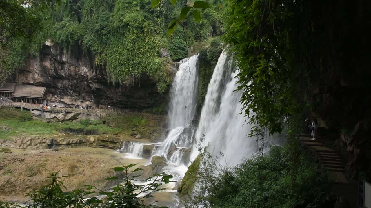 中国湖南永顺芙蓉镇和土家古镇的瀑布视频下载