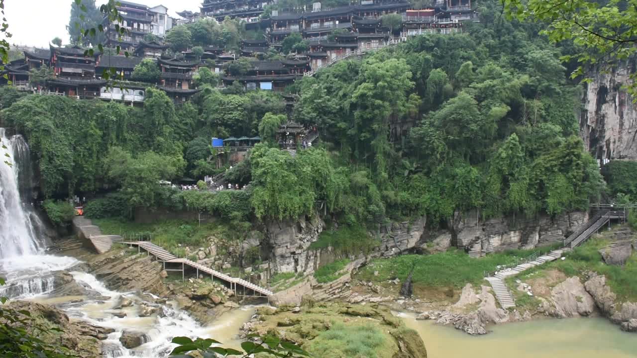 中国湖南永顺芙蓉镇和土家古镇的瀑布视频下载