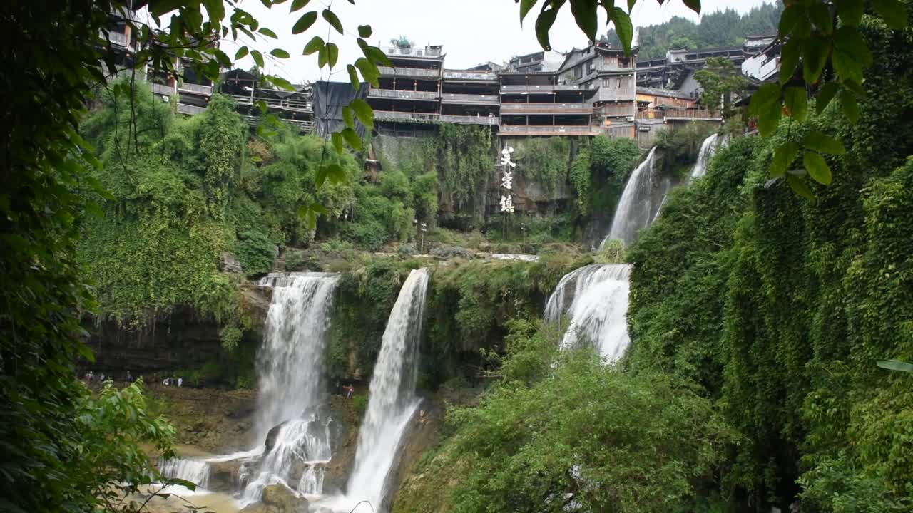 中国湖南永顺芙蓉镇和土家古镇的瀑布视频下载