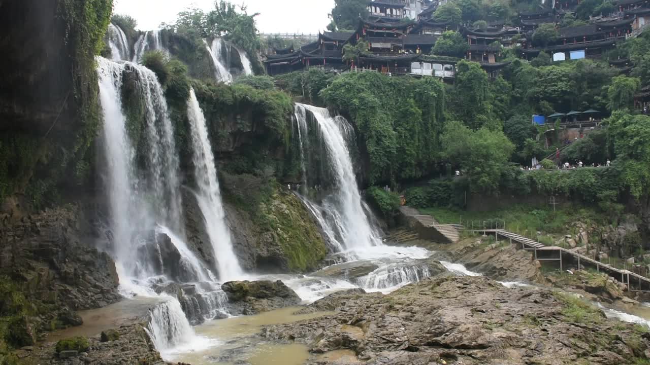 中国湖南永顺芙蓉镇和土家古镇的瀑布视频下载