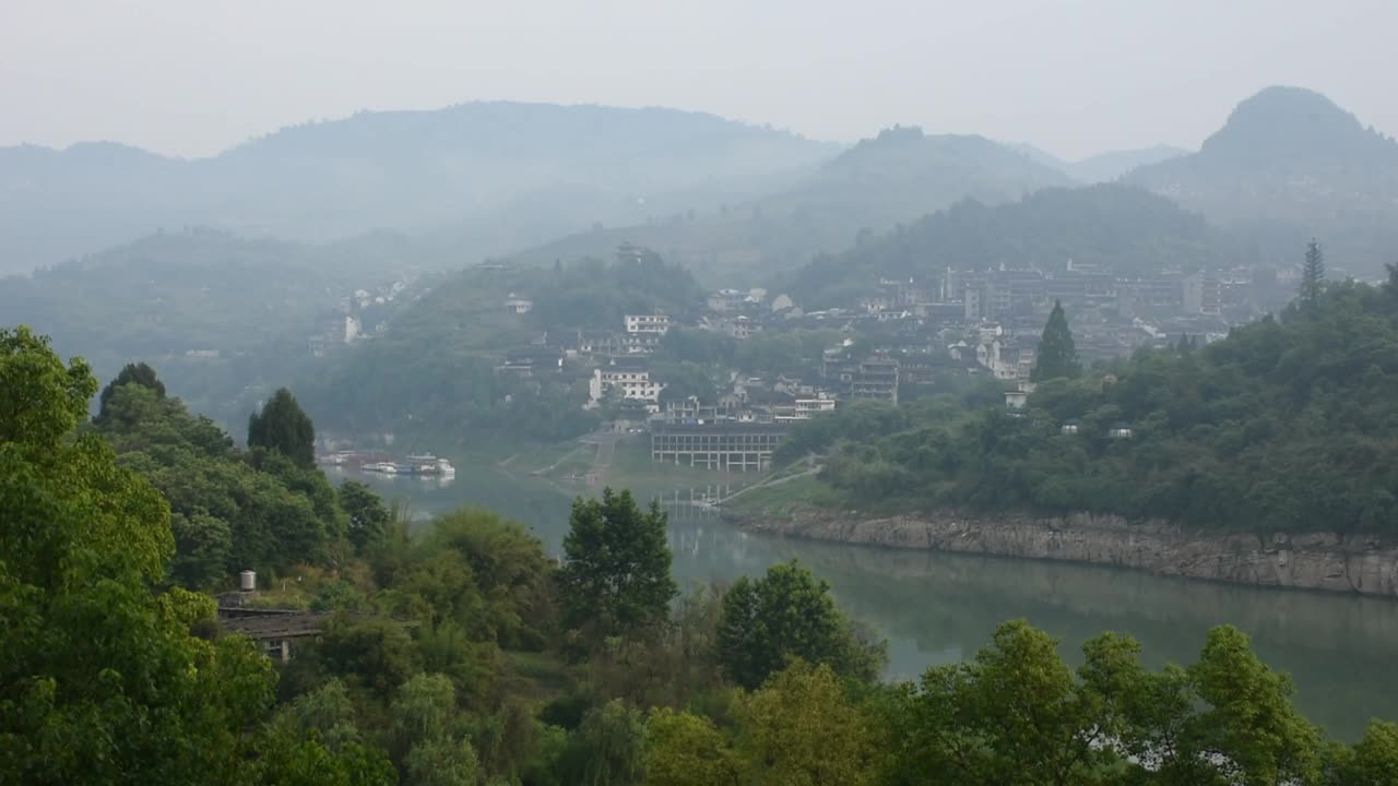 在中国湖南永顺的城市景观村古色古香的芙蓉镇和土家古镇看山水山崖和幽水河视频下载