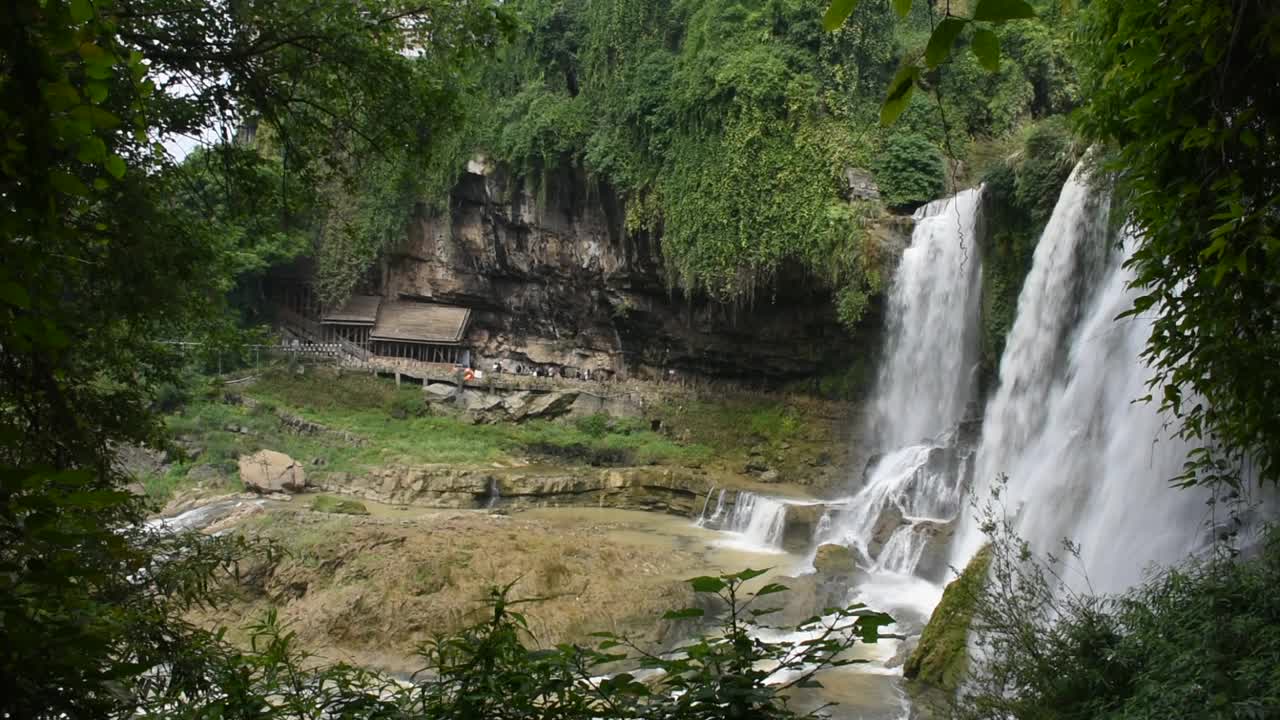 中国湖南永顺芙蓉镇和土家古镇的瀑布视频下载