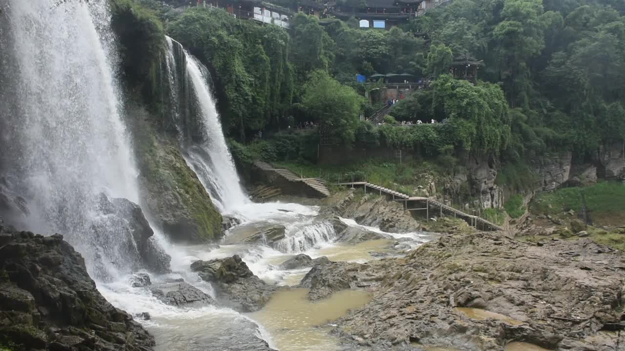 中国湖南永顺芙蓉镇和土家古镇的瀑布视频下载