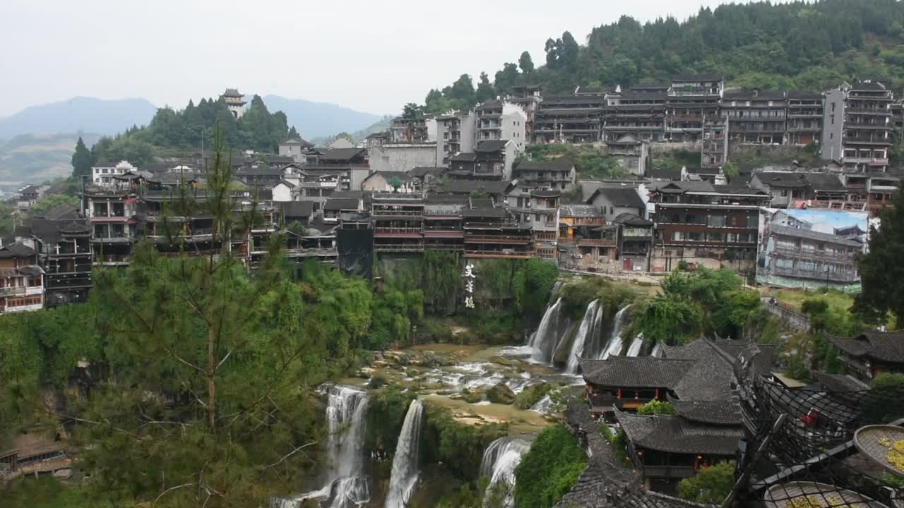 中国湖南芙蓉镇土家古镇山水瀑布城景历史建筑古建筑视频下载