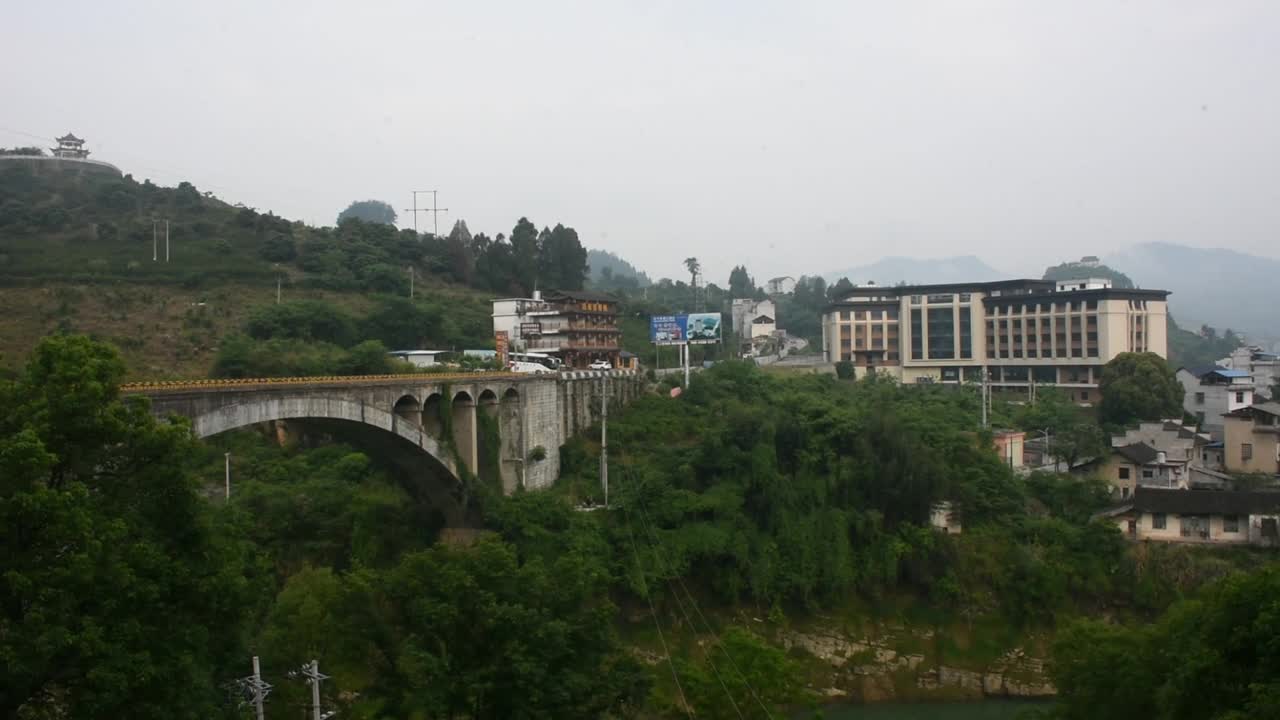 在中国湖南永顺的城市景观村古色古香的芙蓉镇和土家古镇看山水山崖和幽水河视频下载