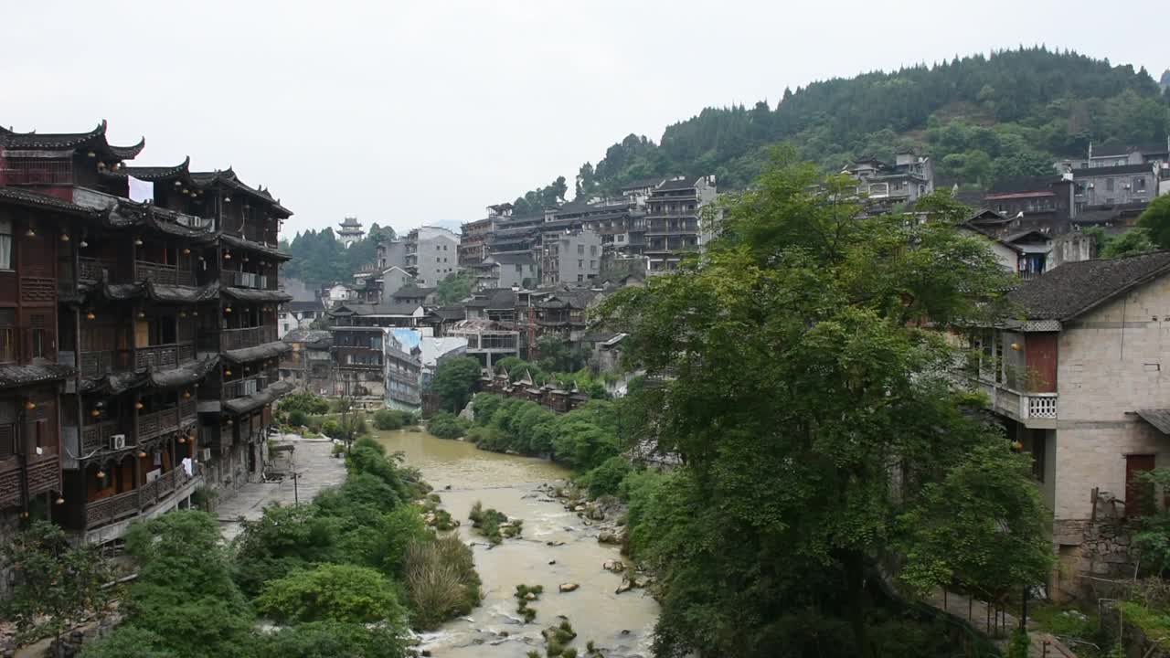 湖南永顺芙蓉镇、土家古镇的城市景观历史建筑、古建筑遗产和景观运河溪瀑布视频下载