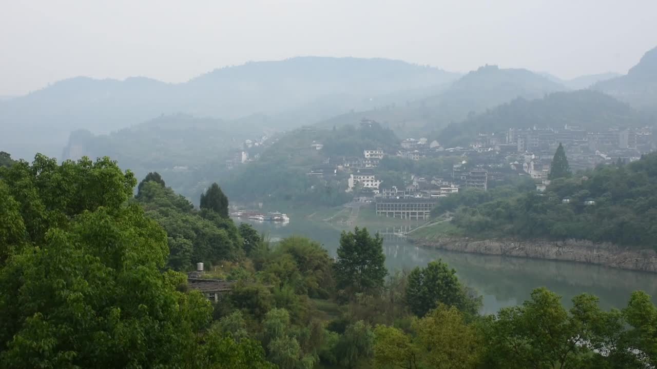 在中国湖南永顺的城市景观村古色古香的芙蓉镇和土家古镇看山水山崖和幽水河视频下载