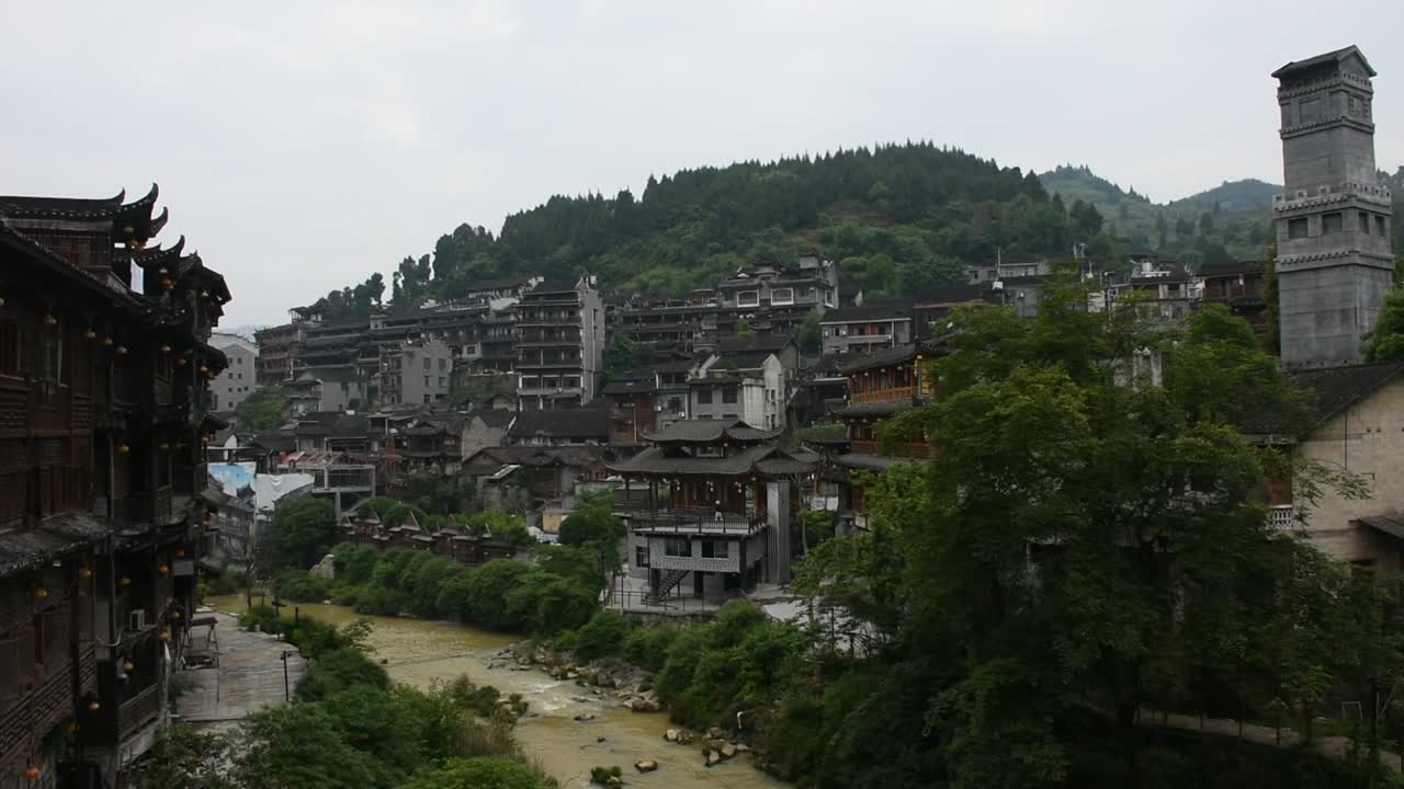 湖南永顺芙蓉镇、土家古镇的城市景观历史建筑、古建筑遗产和景观运河溪瀑布视频下载