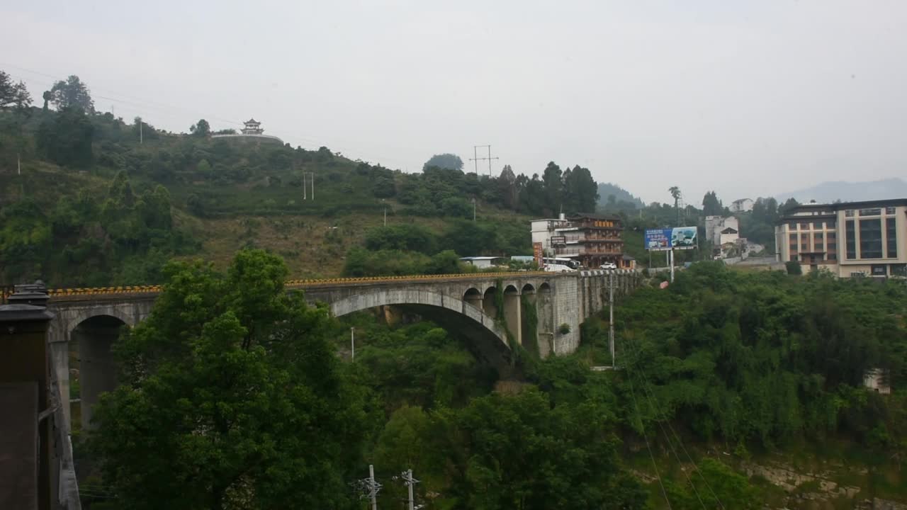 在中国湖南永顺的城市景观村古色古香的芙蓉镇和土家古镇看山水山崖和幽水河视频下载