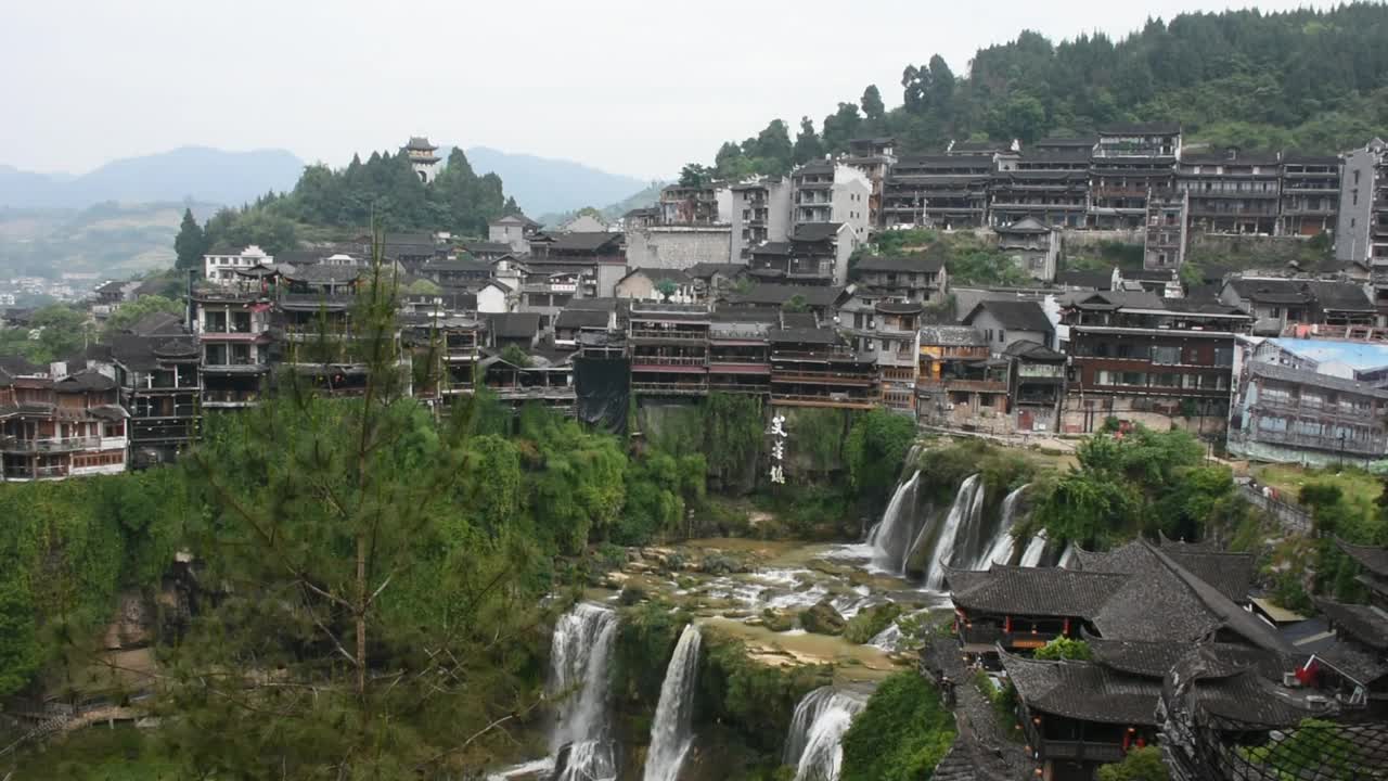 中国湖南芙蓉镇土家古镇山水瀑布城景历史建筑古建筑视频下载