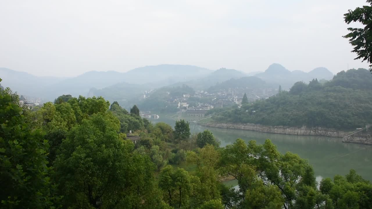 在中国湖南永顺的城市景观村古色古香的芙蓉镇和土家古镇看山水山崖和幽水河视频下载