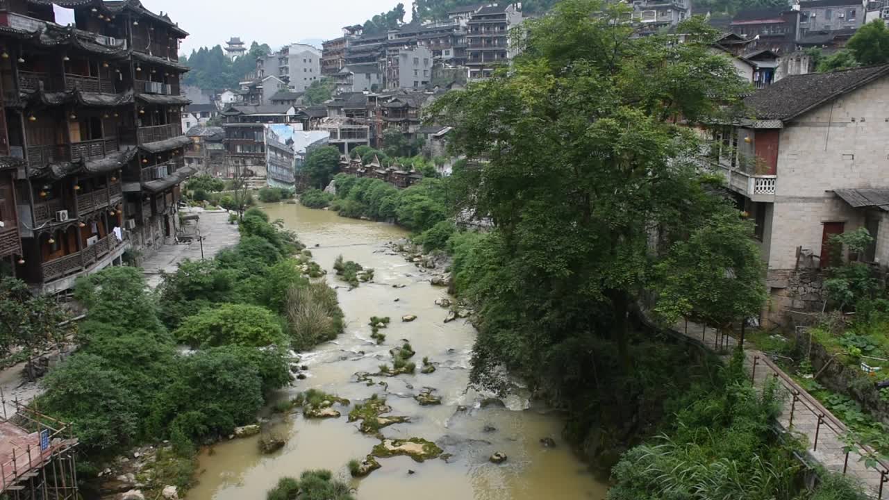 湖南永顺芙蓉镇、土家古镇的城市景观历史建筑、古建筑遗产和景观运河溪瀑布视频下载