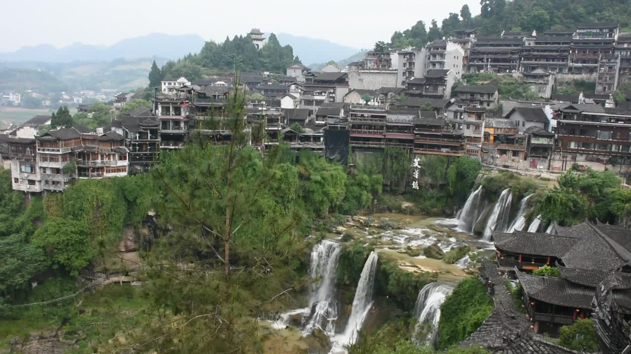 中国湖南芙蓉镇土家古镇山水瀑布城景历史建筑古建筑视频下载