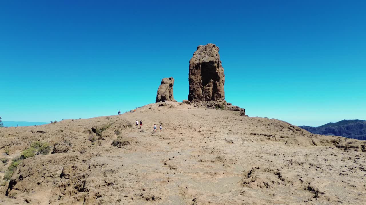 鸟瞰图的人徒步旅行在大加那利岛在罗克努布洛山地质岩层。泰德和特赫达的无人机视图为背景视频下载